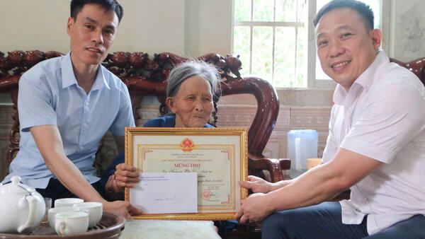 XÃ BA SƠN THĂM VÀ CHÚC THỌ CÁC CỤ TRÒN 90 TUỔI