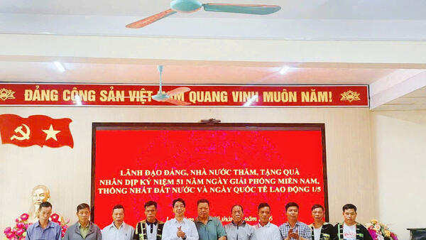 Xã Ba Sơn tặng quà người có công dịp 30/4 – 1/5/2026