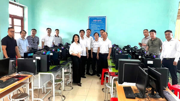 CHUNG TAY THÚC ĐẨY CHUYỂN ĐỔI SỐ GIÁO DỤC VÙNG BIÊN: TRAO TẶNG 20 BỘ MÁY TÍNH CHO HỌC SINH XÃ BA SƠN