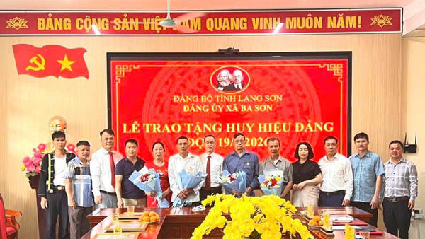 ĐẢNG ỦY XÃ BA SƠN TỔ CHỨC LỄ TRAO HUY HIỆU ĐẢNG ĐỢT 19/5/2026