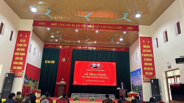 ĐẢNG ỦY XÃ BA SƠN TỔ CHỨC LỄ TRAO TẶNG HUY HIỆU 30 NĂM TUỔI ĐẢNG