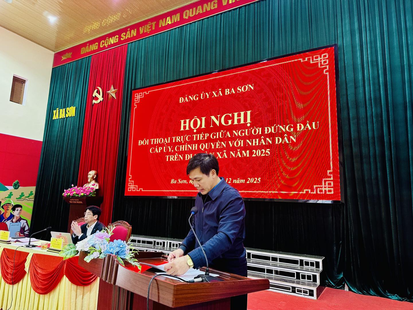 Đ/c Nguyễn Văn Thịnh- CT UBND xã thông qua các báo cáo quan trọng tại hội nghị