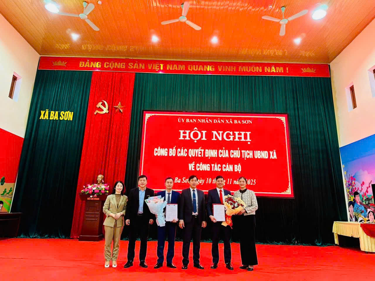 Lãnh đạo UBND xã tặng hoa và chúc mừng các đồng chí được bổ nhiệm