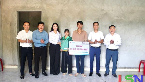 BÀN GIAO NHÀ ĐẠI ĐOÀN KẾT CHO HỘ CẬN NGHÈO TẠI XÃ BA SƠN